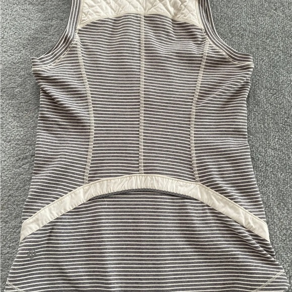 Lululemon cream gray striped vest with 2 zipper pockets and ear phone access - Picture 8 of 9